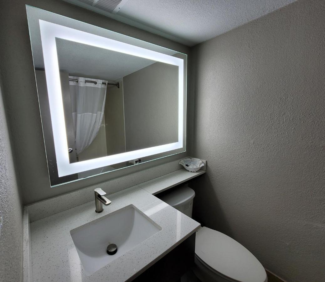 Hotel Wingate By Wyndham Wichita Airport Extérieur photo