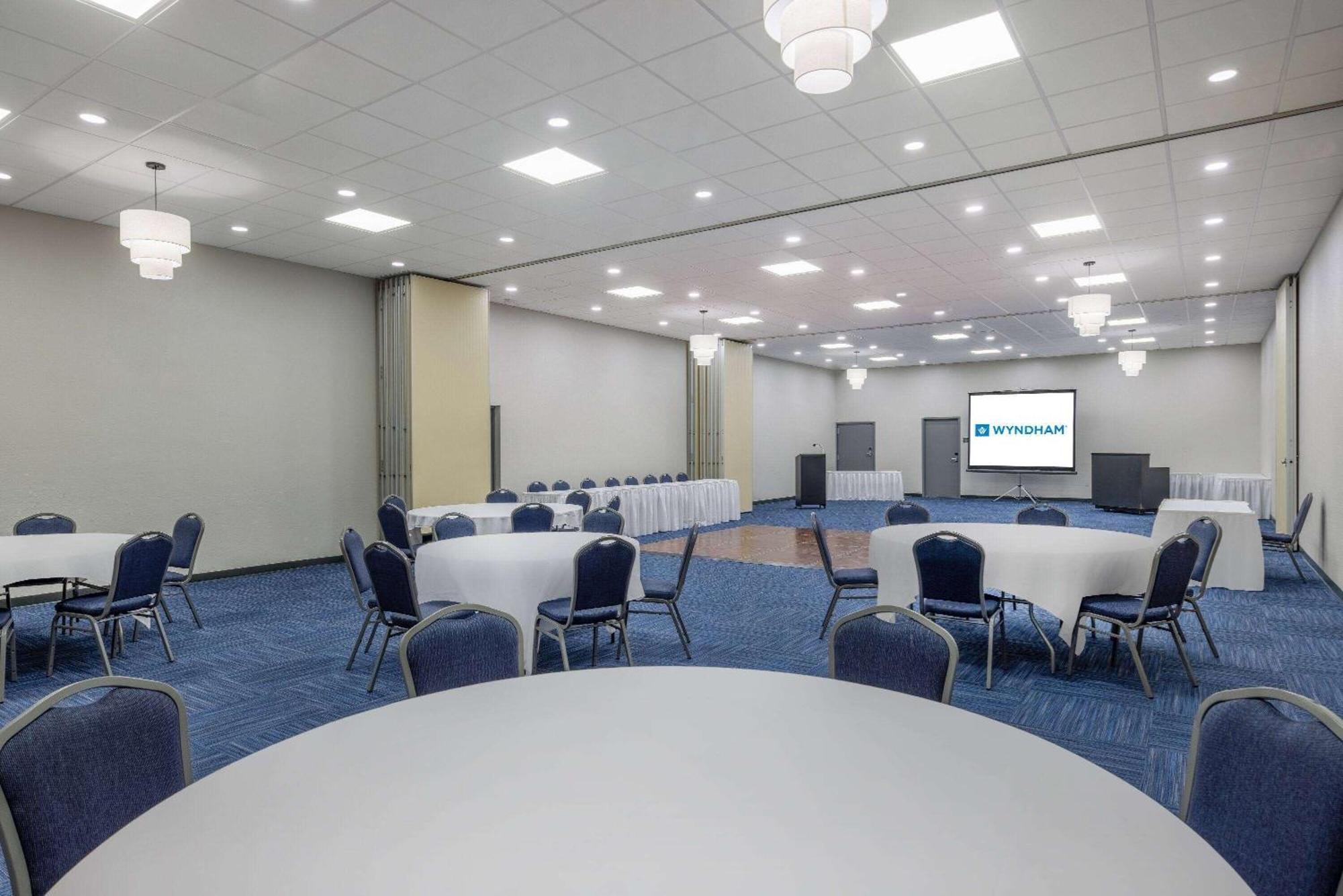 Hotel Wingate By Wyndham Wichita Airport Extérieur photo