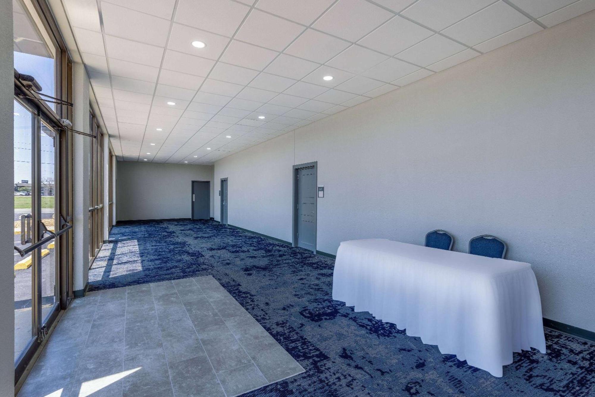 Hotel Wingate By Wyndham Wichita Airport Extérieur photo