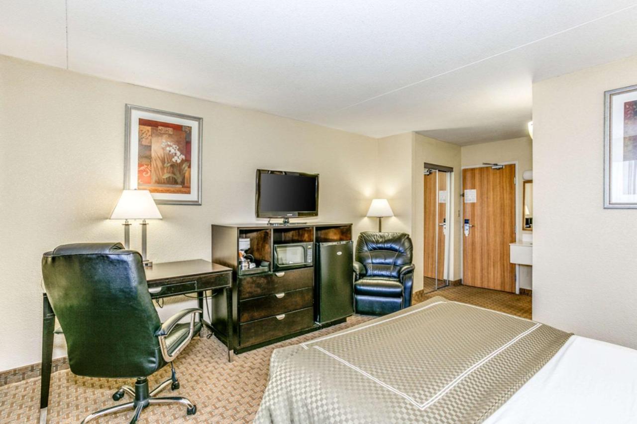 Hotel Wingate By Wyndham Wichita Airport Extérieur photo