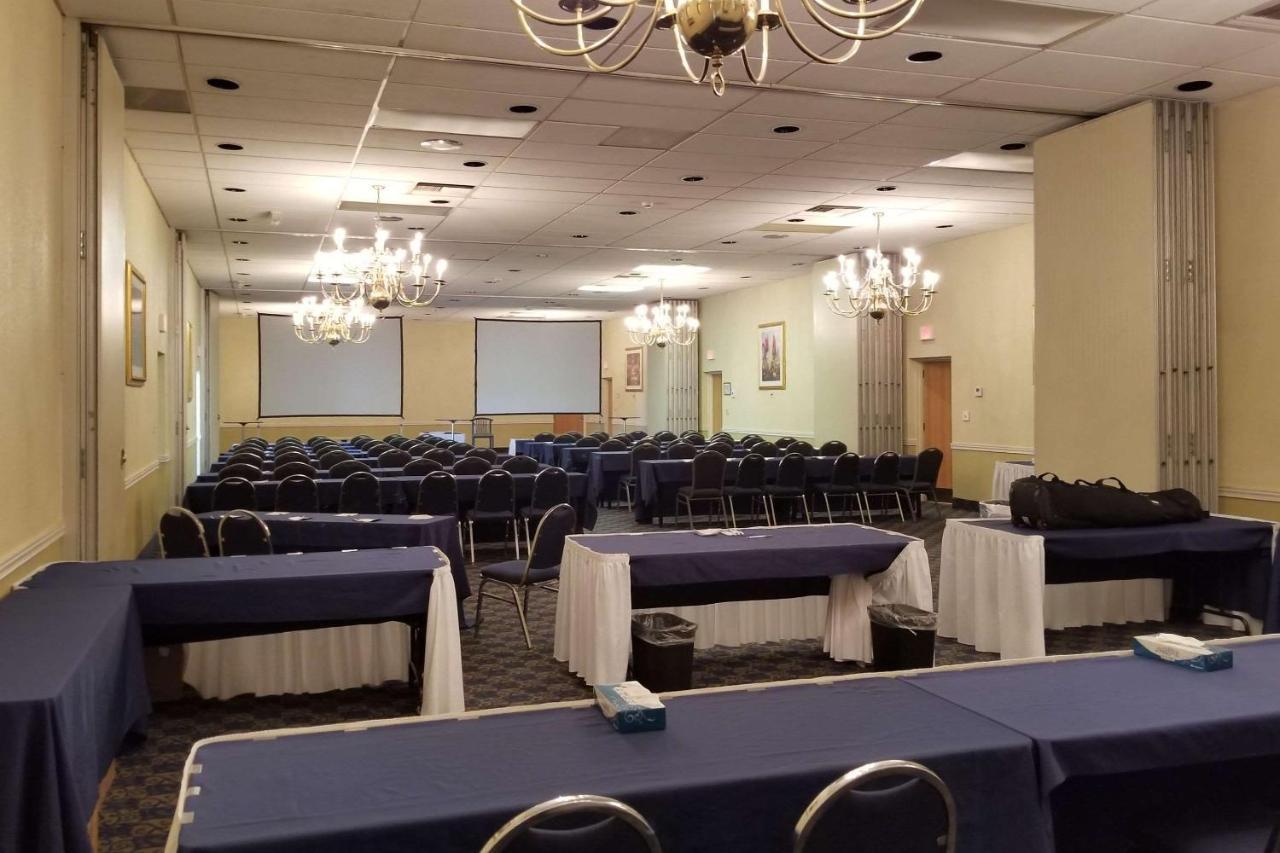 Hotel Wingate By Wyndham Wichita Airport Extérieur photo