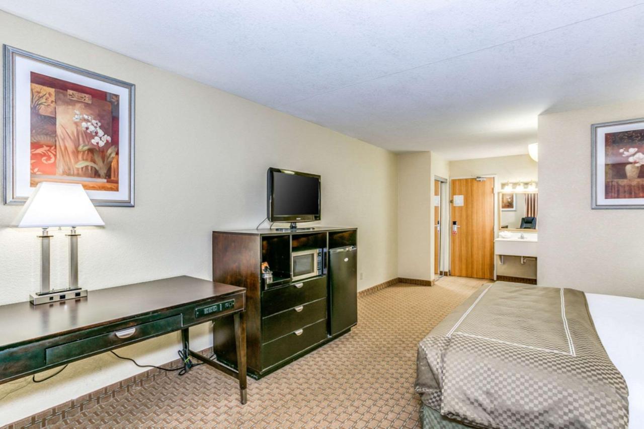 Hotel Wingate By Wyndham Wichita Airport Extérieur photo