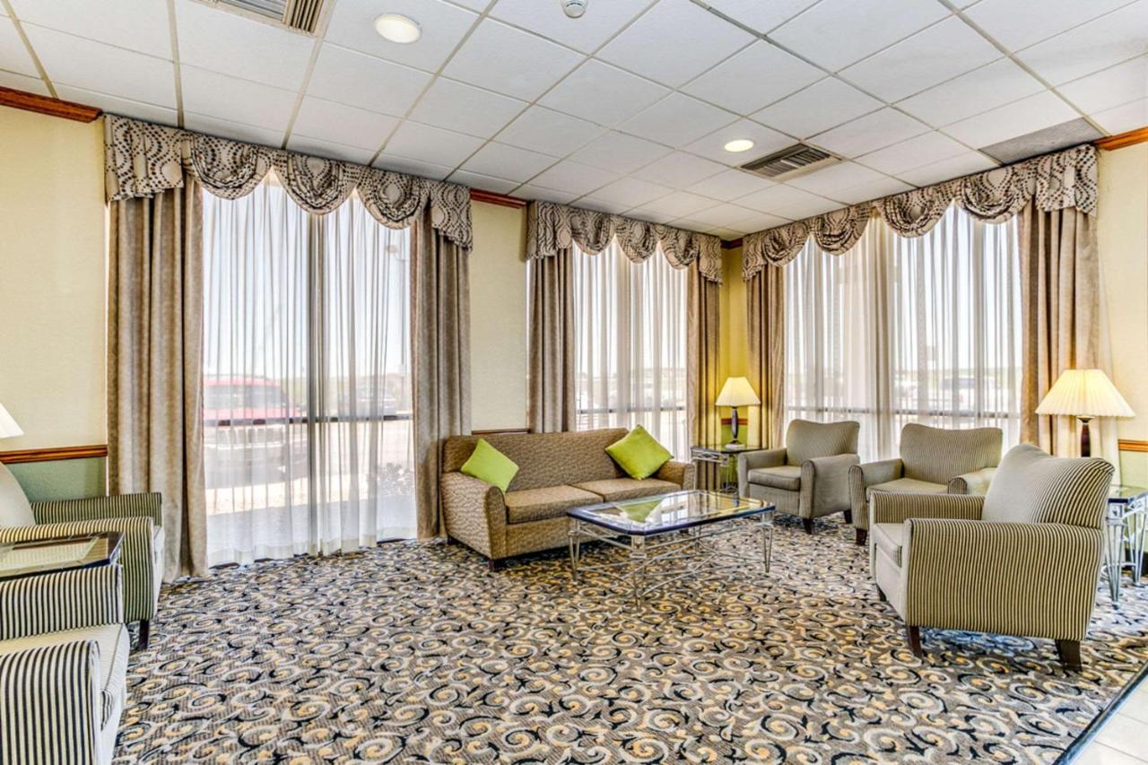 Hotel Wingate By Wyndham Wichita Airport Extérieur photo