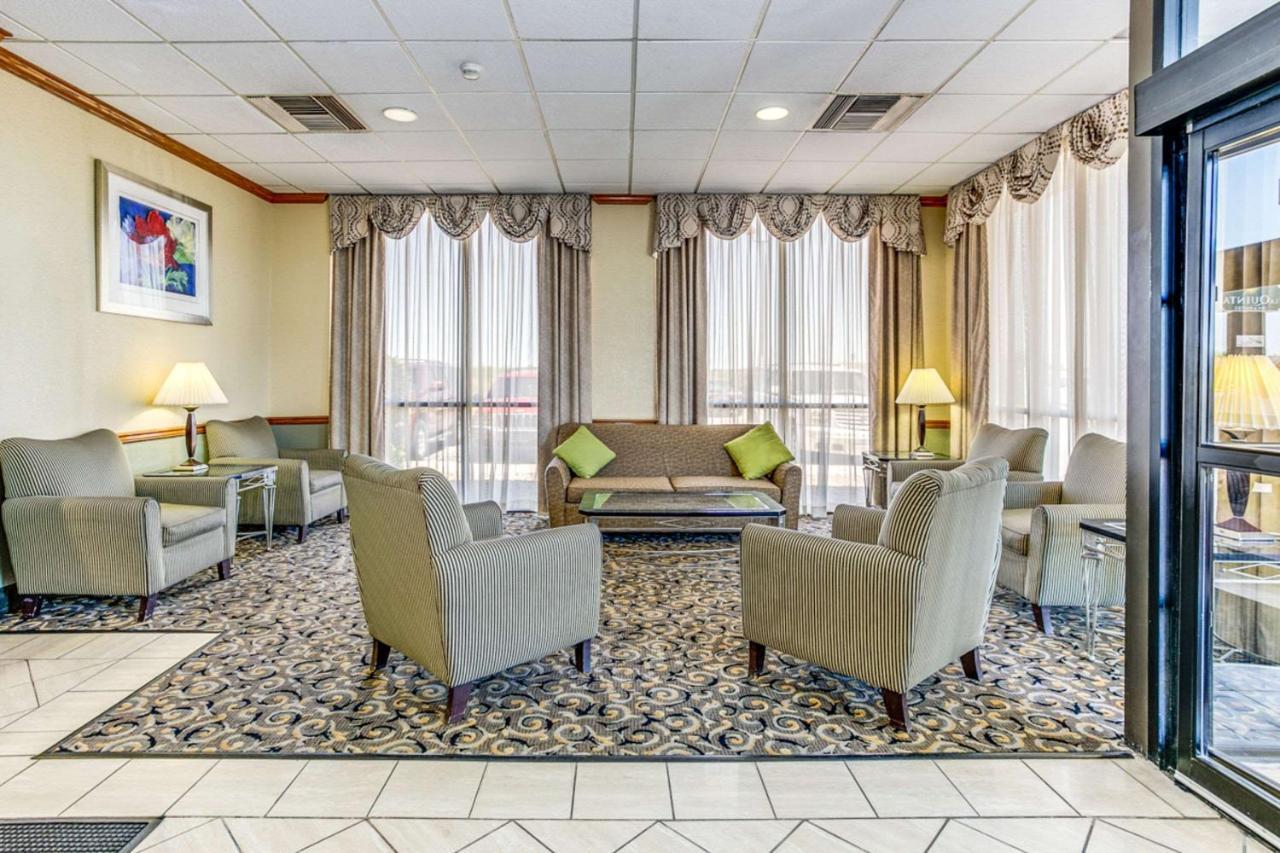 Hotel Wingate By Wyndham Wichita Airport Extérieur photo